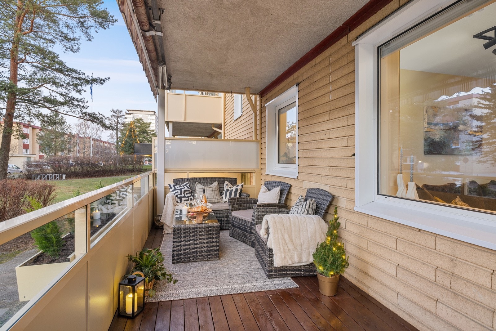 Balkongen ligger vestvendt og har gode solforhold store deler av dagen, sommerstid. Galleribilde