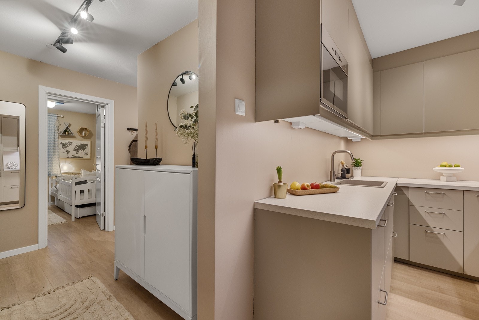 Kjøkkeninnredningen har glatte fronter, samt benkeplate i laminat med nedfelt kum i kompositt. Galleribilde