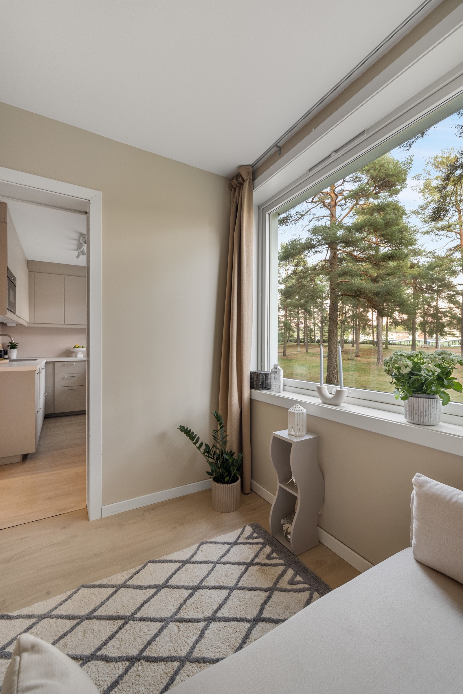 Soverommets store vindusflate ligger vendt mot hyggelige omgivelser, og egner seg godt som kontor om ønskelig. Galleribilde