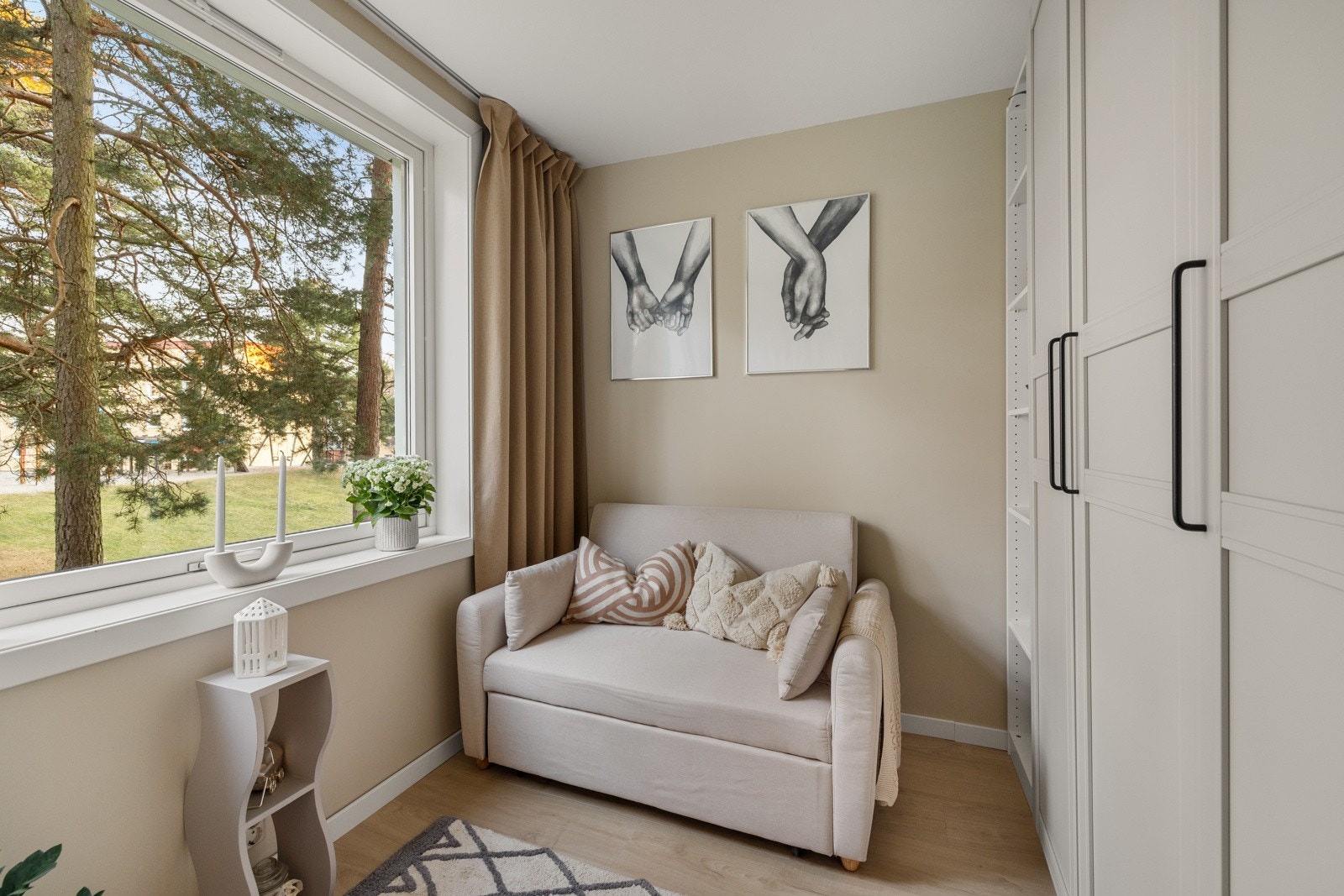 Det minste soverommet har fint plass til seng ved eventuelt fjerning av garderobeskap. Galleribilde