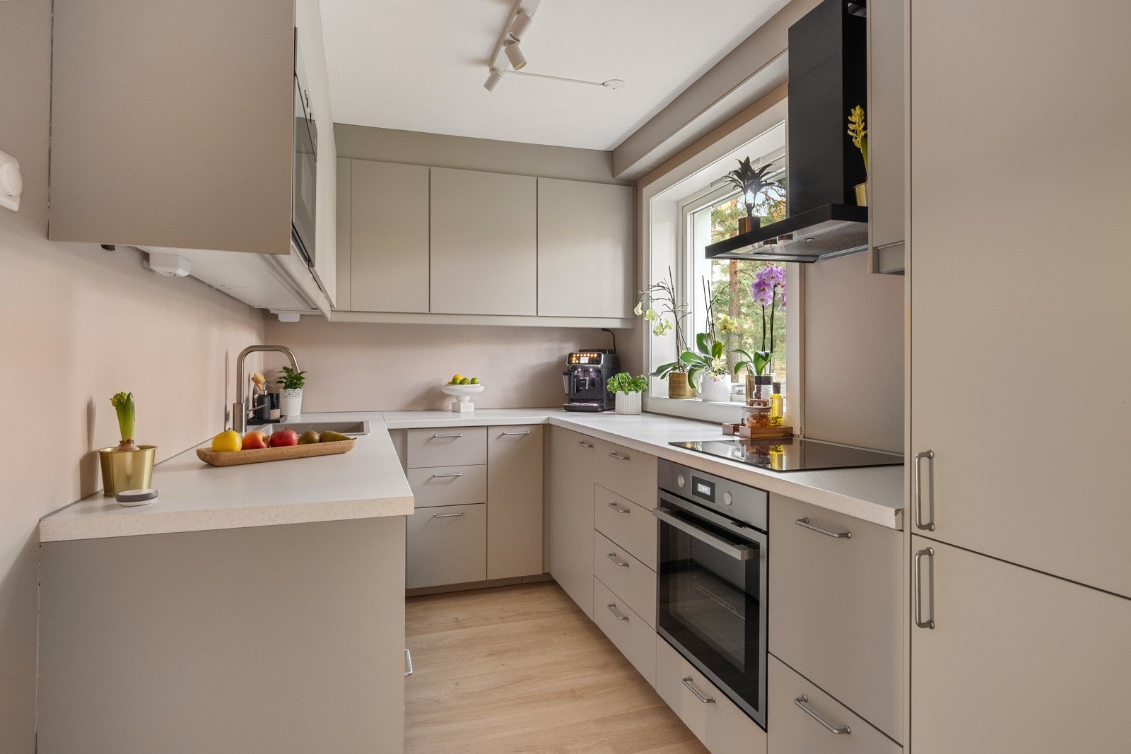 Fra gangen er det adkomst til et separat kjøkken, modernisert i 2023. Galleribilde