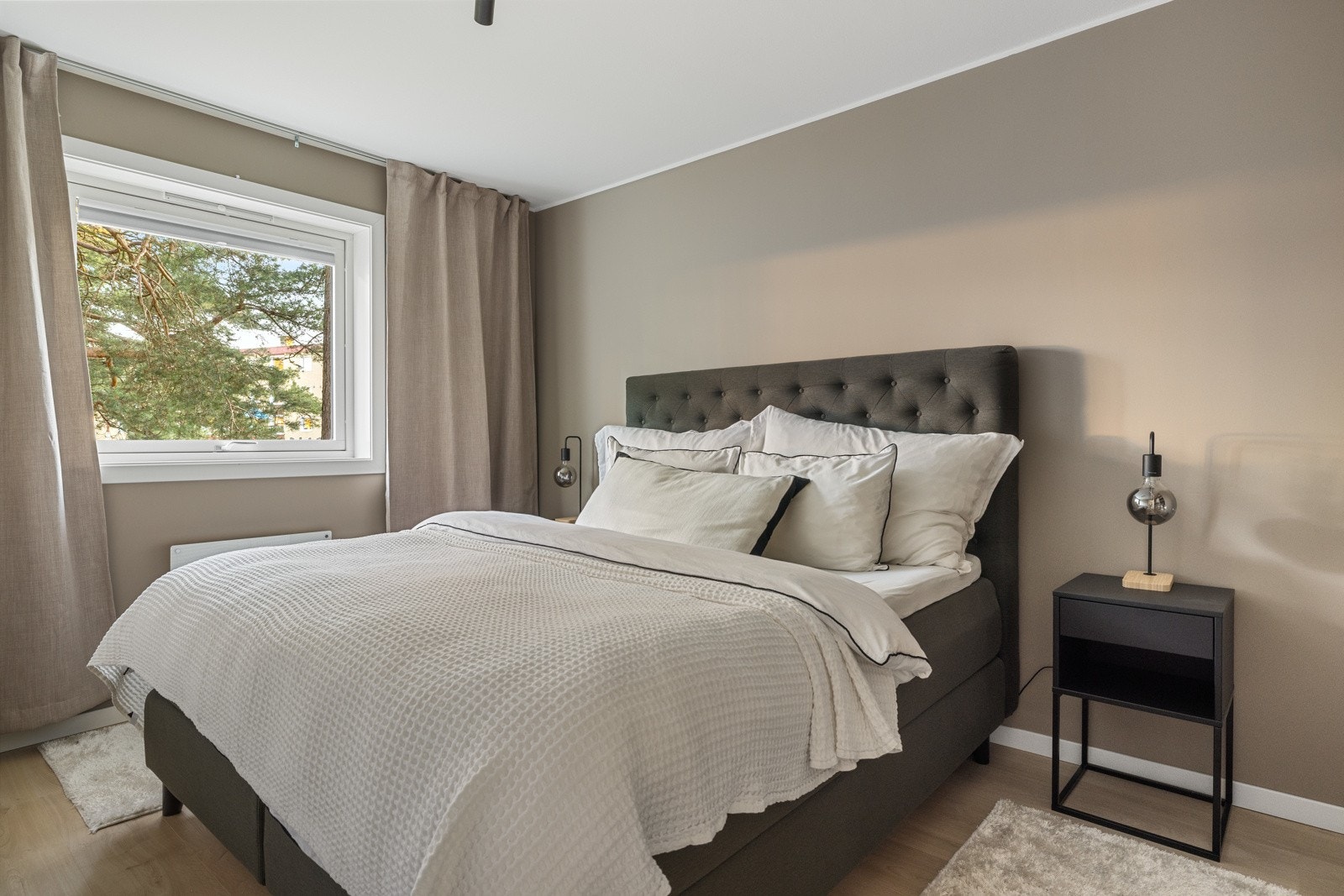 Meget romslig og tiltalende hovedsoverom vendt mot rolig fellesareal i grønne omgivelser. Galleribilde