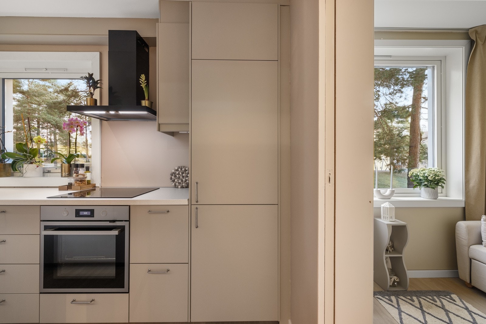 Videre er kjøkkenet utstyrt med induksjonsplatetopp, stekeovn, mikrobølgeovn, oppvaskmaskin, samt kjøl- og fryseskap. Galleribilde