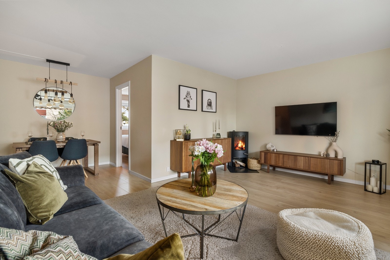 Nyere peisovn fra 2023 sikrer en god og energieffektiv oppvarming av boligen. Pipeløpet ble rehabilitert i 2022/23 ifbm. blokkrehabiliteringen i borettslaget. Galleribilde