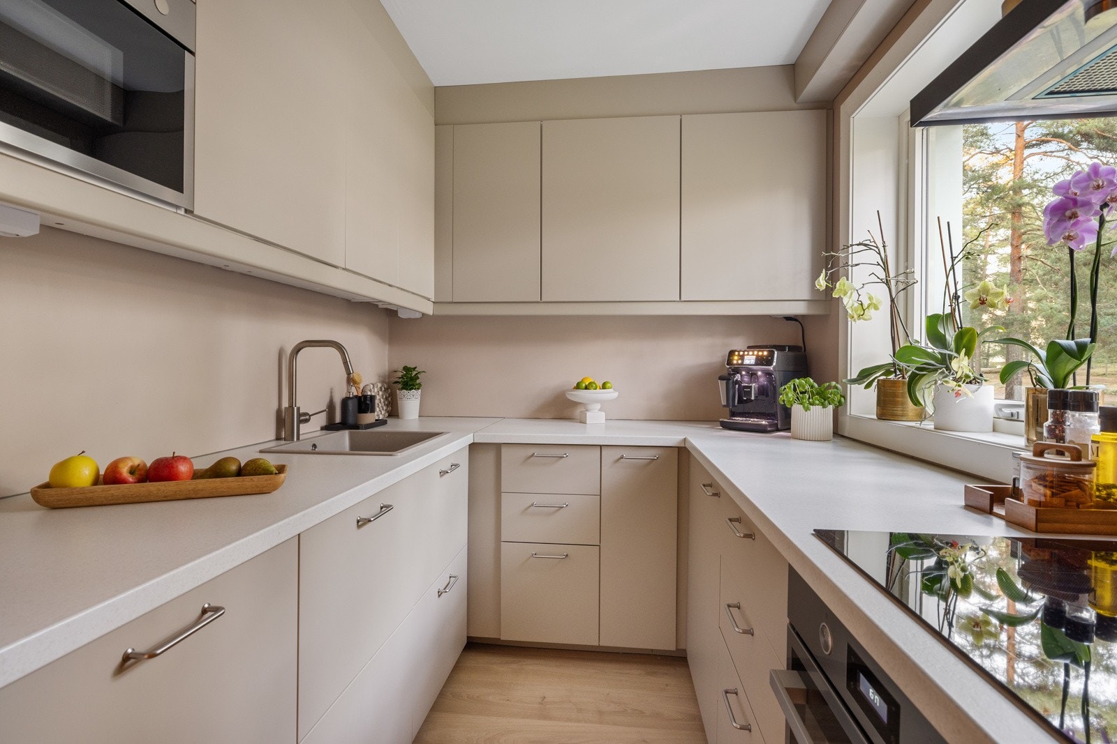 Kjøkkenets utforming byr på godt med skap- og benkeplass for matlaging og oppbevaring. Galleribilde