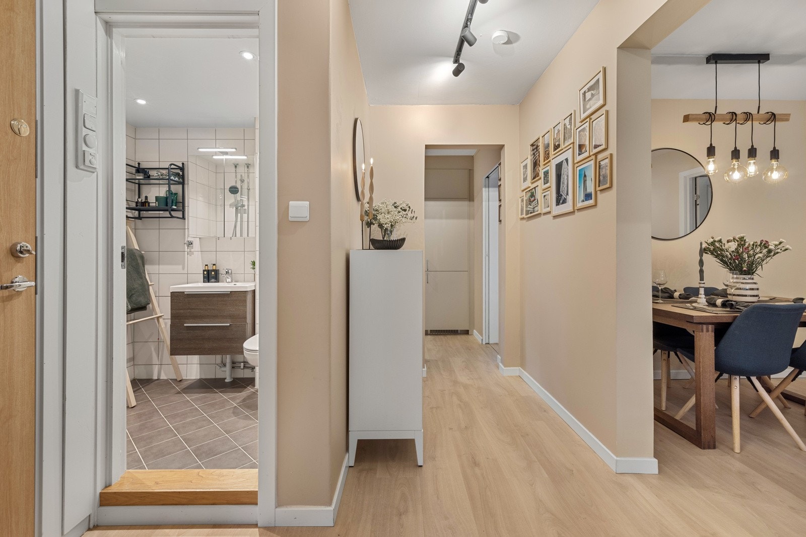 Du ønskes velkommen inn innbydende entré som gir et godt førsteinntrykk av boligen. Galleribilde