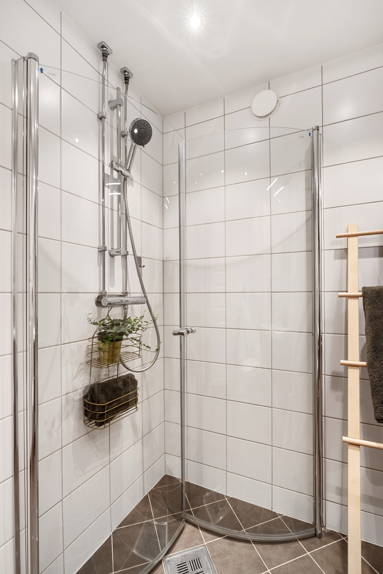 Badet er utstyrt med varmekabler i gulv og downlightsbelysning i tak. Det er opplegg for vaskemaskin. Galleribilde