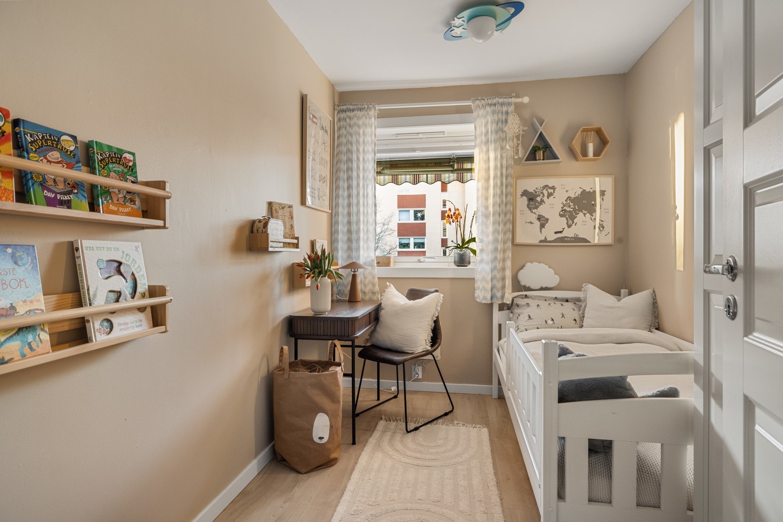 Soverom 2 har adkomst fra entréen og passer utmerket som barnerom eller gjesterom. Galleribilde