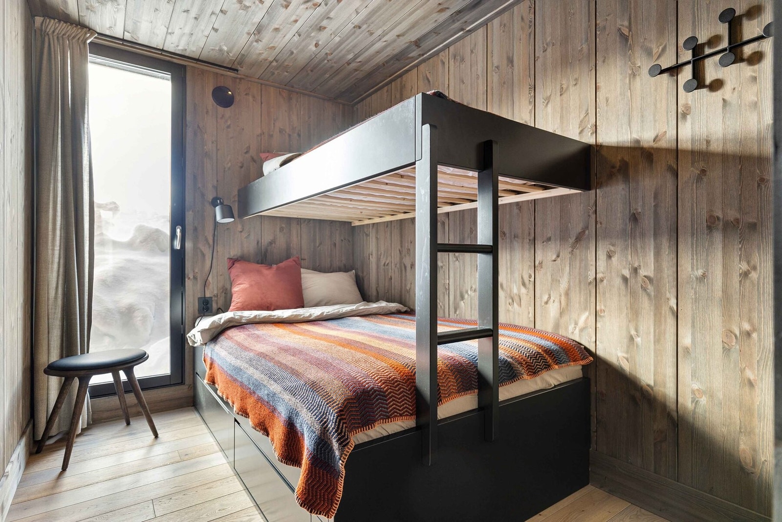 Hyttemodellen har 5 gode soverom. Foto fra soverom i en oppsatt sokkelhytte. Plassbygde senger kan bestilles fra Hallum tre Galleribilde