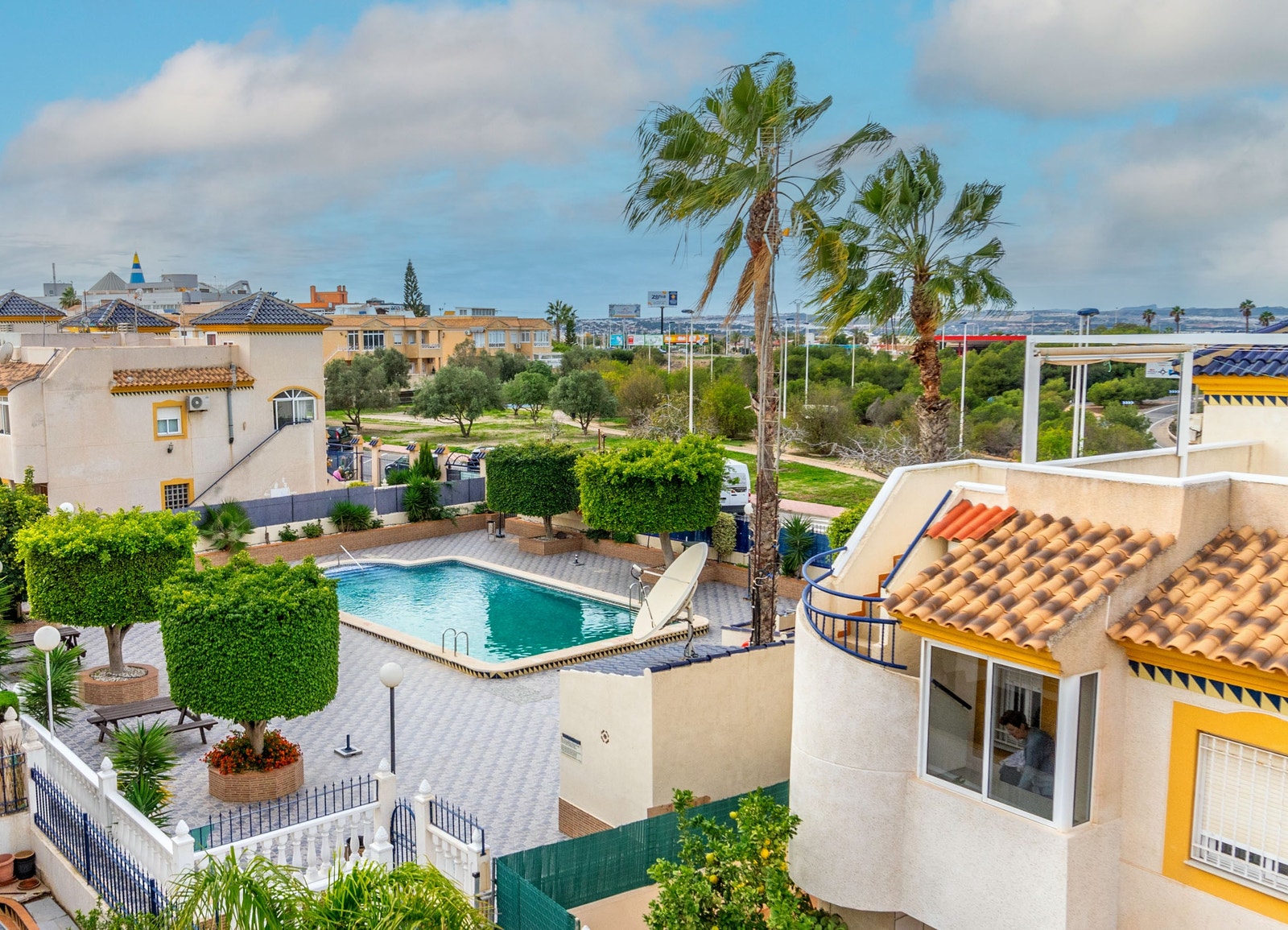 Utsikt over basseng Galleribilde