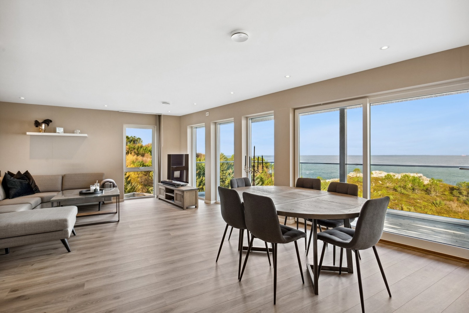 Fra stuen har man spektakulær panoramautsikt mot sjøen Galleribilde