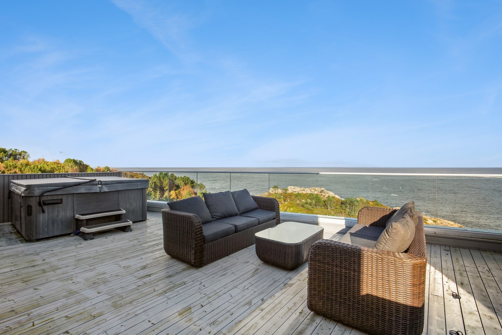 Her har man muligheten til å oppleve den ultimate avslapningen med fantastisk utsikt fra egen Jacuzzi. Galleribilde