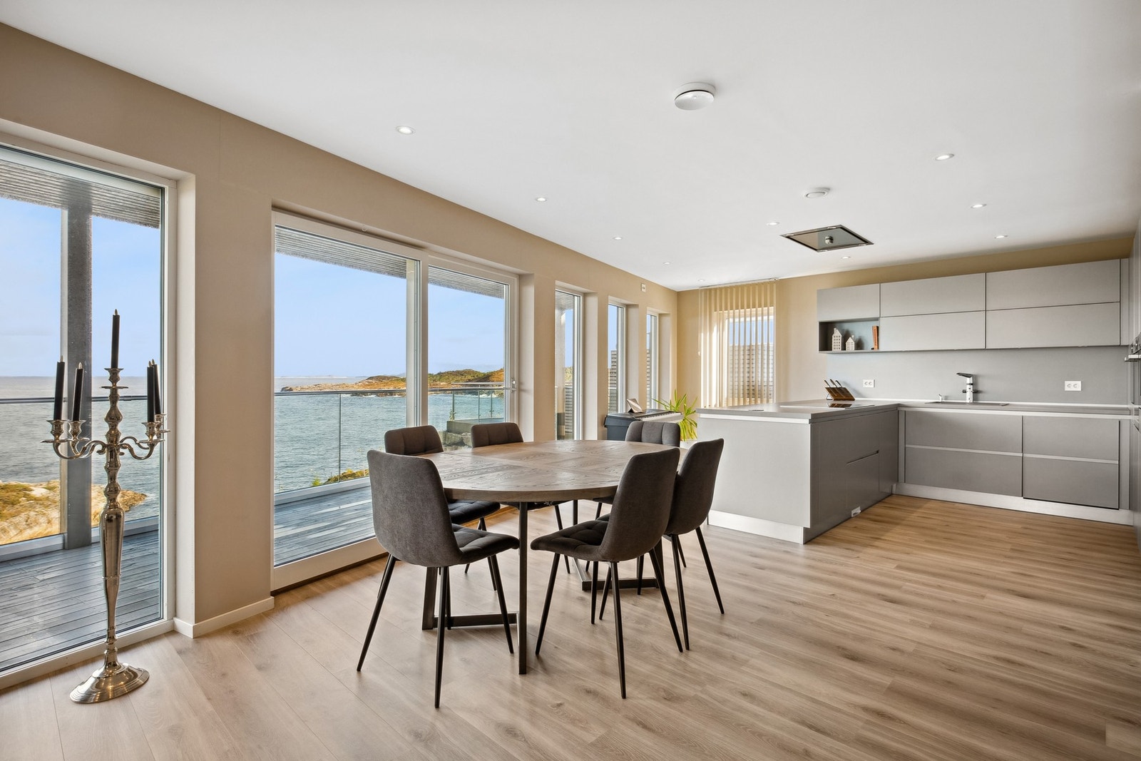 Den åpne stue/kjøkken løsningen gir en luftig følelse Galleribilde