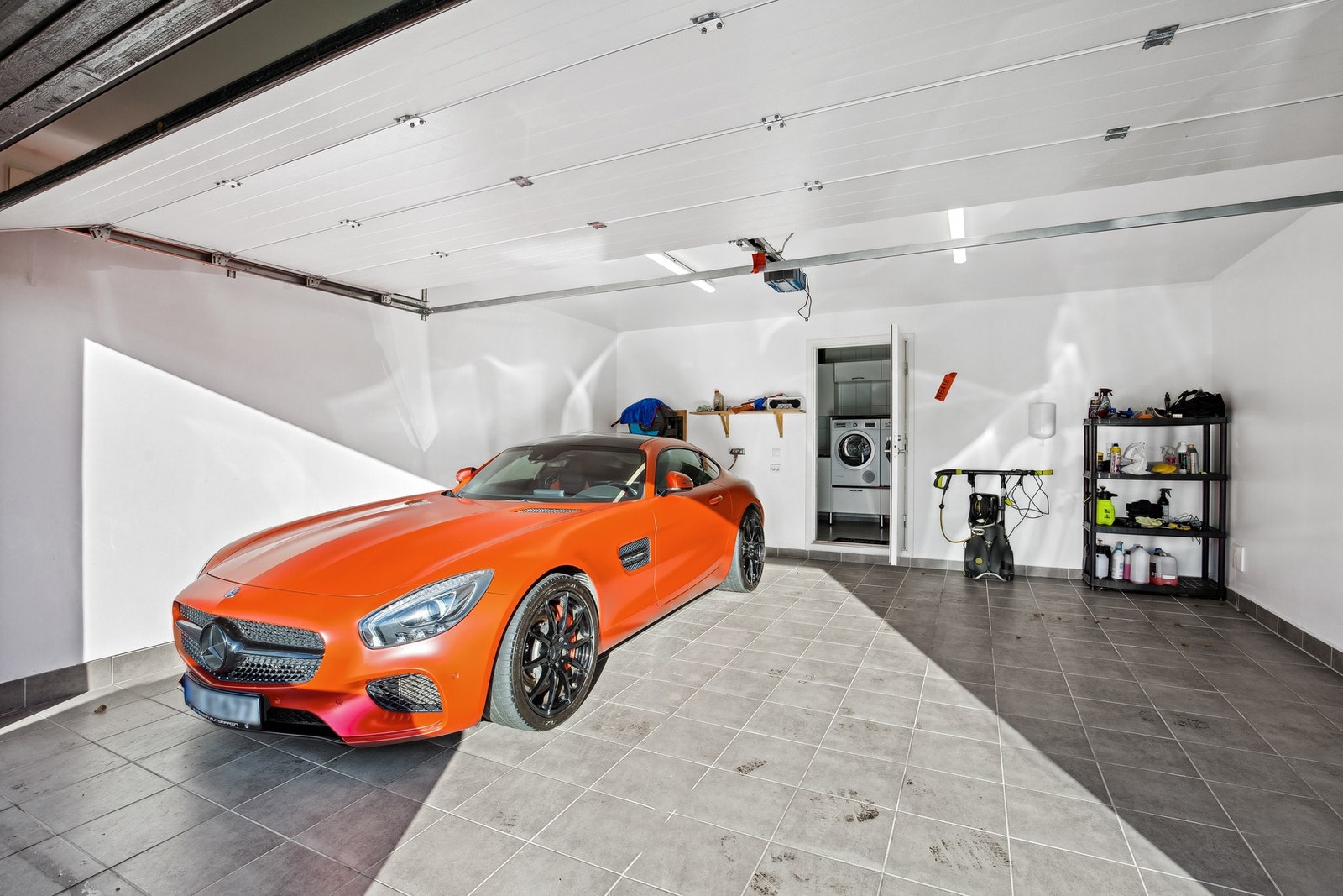 Her har man muligheten til å parkere bilen og så gå rett inn i boligen Galleribilde