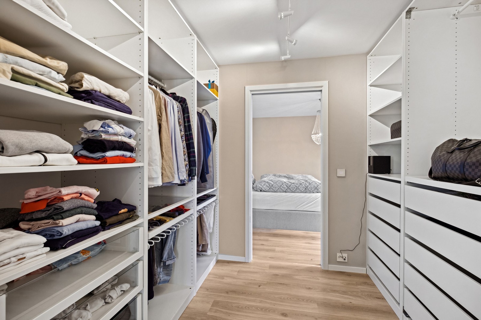 Hovedsoverom har direkte tilknytning til Walk-in closet Galleribilde