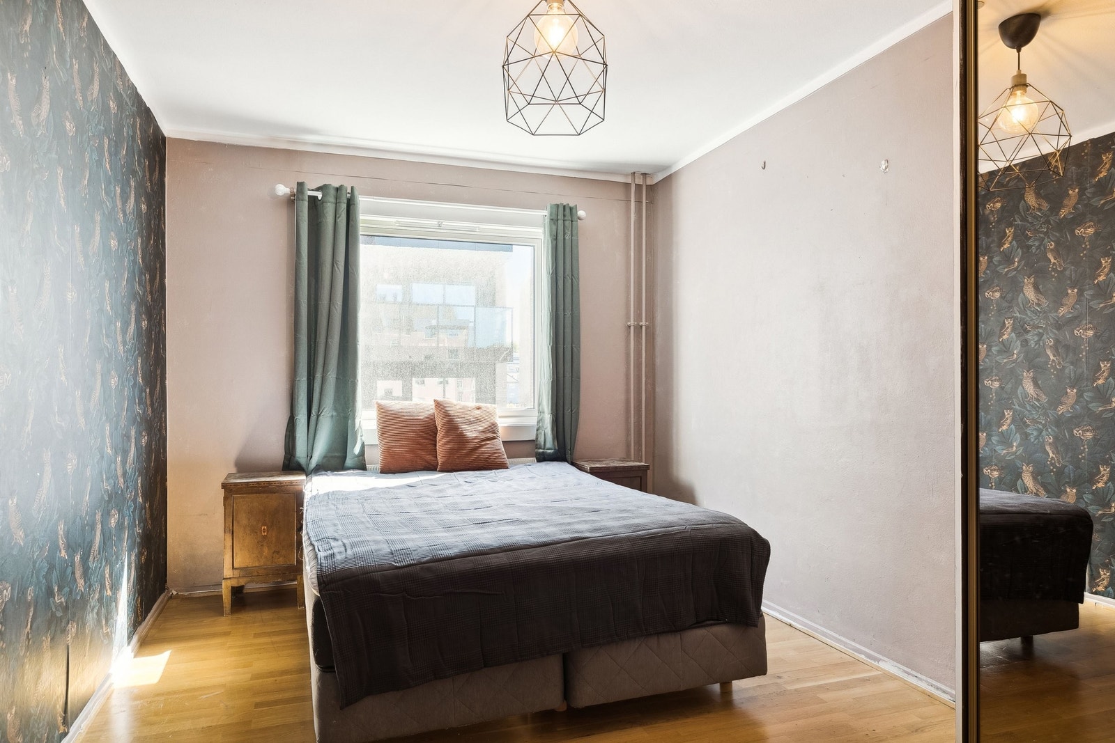 Hovedsoverommet er ikke malt, og har en Ugletapet på veggen (Lett å fjerne om ønskelig) og stor skyvedørsgarderobe. Galleribilde