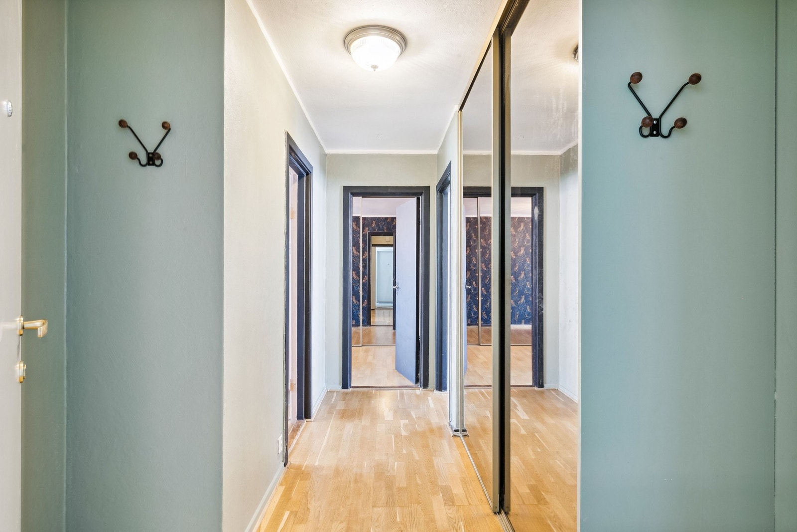 Gang med stor skyvedørsgarderobe. Malt Desember 2023. Galleribilde