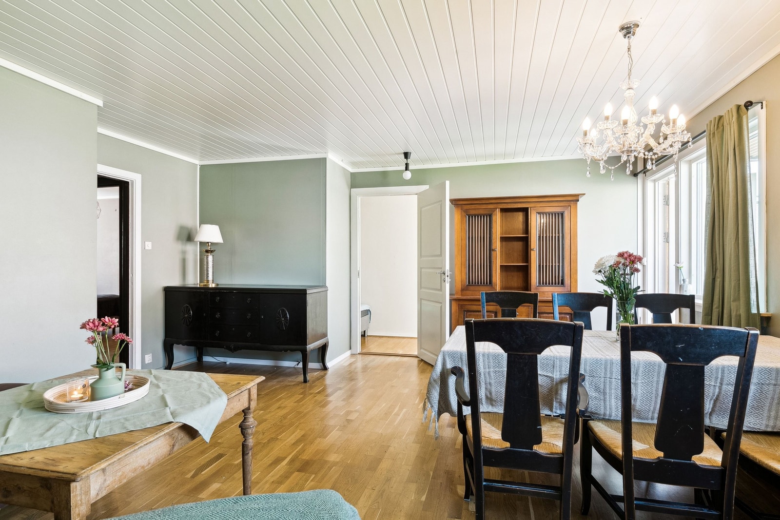 Plass til stor sofa og spisestue i stuen. Galleribilde