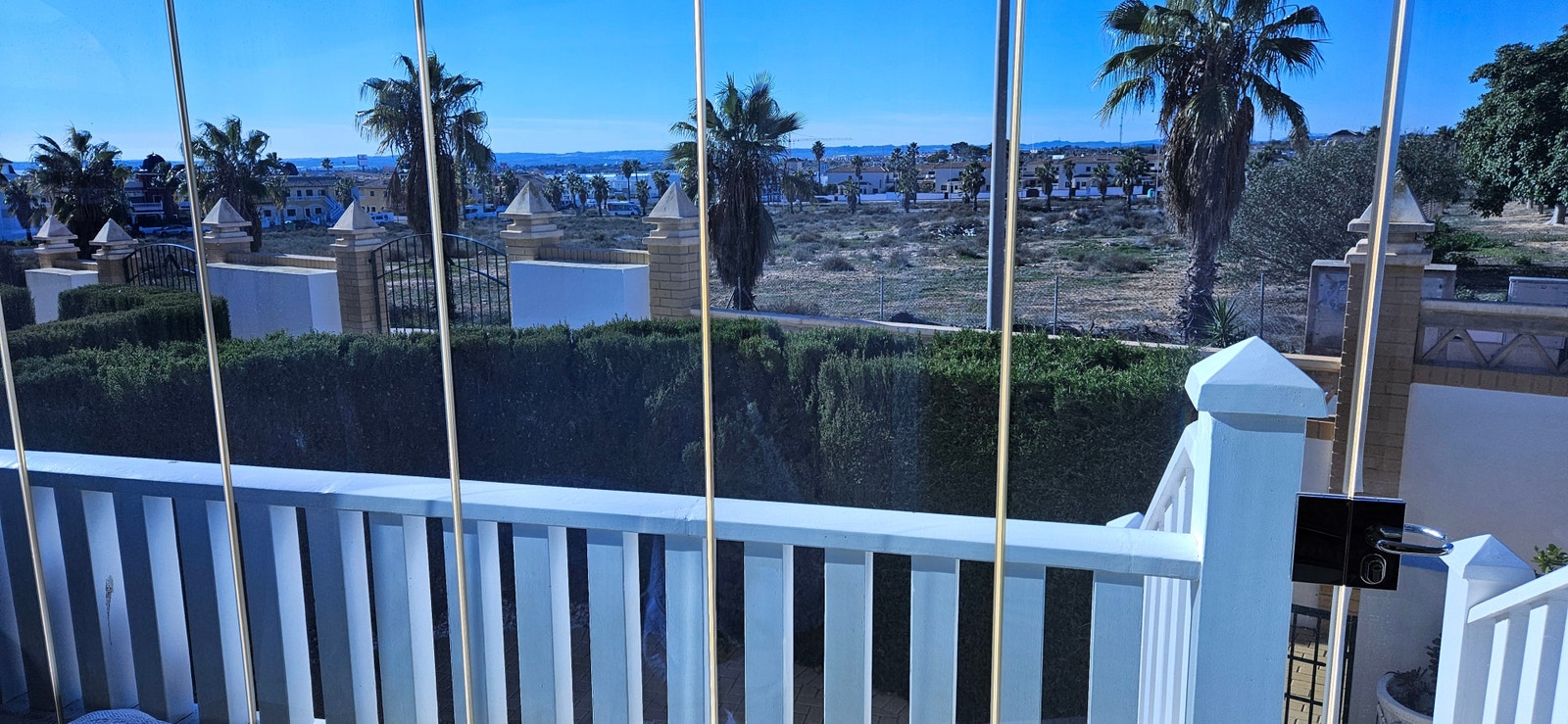 Innglasset terrasse utenfor stuen (kan åpnes) Galleribilde