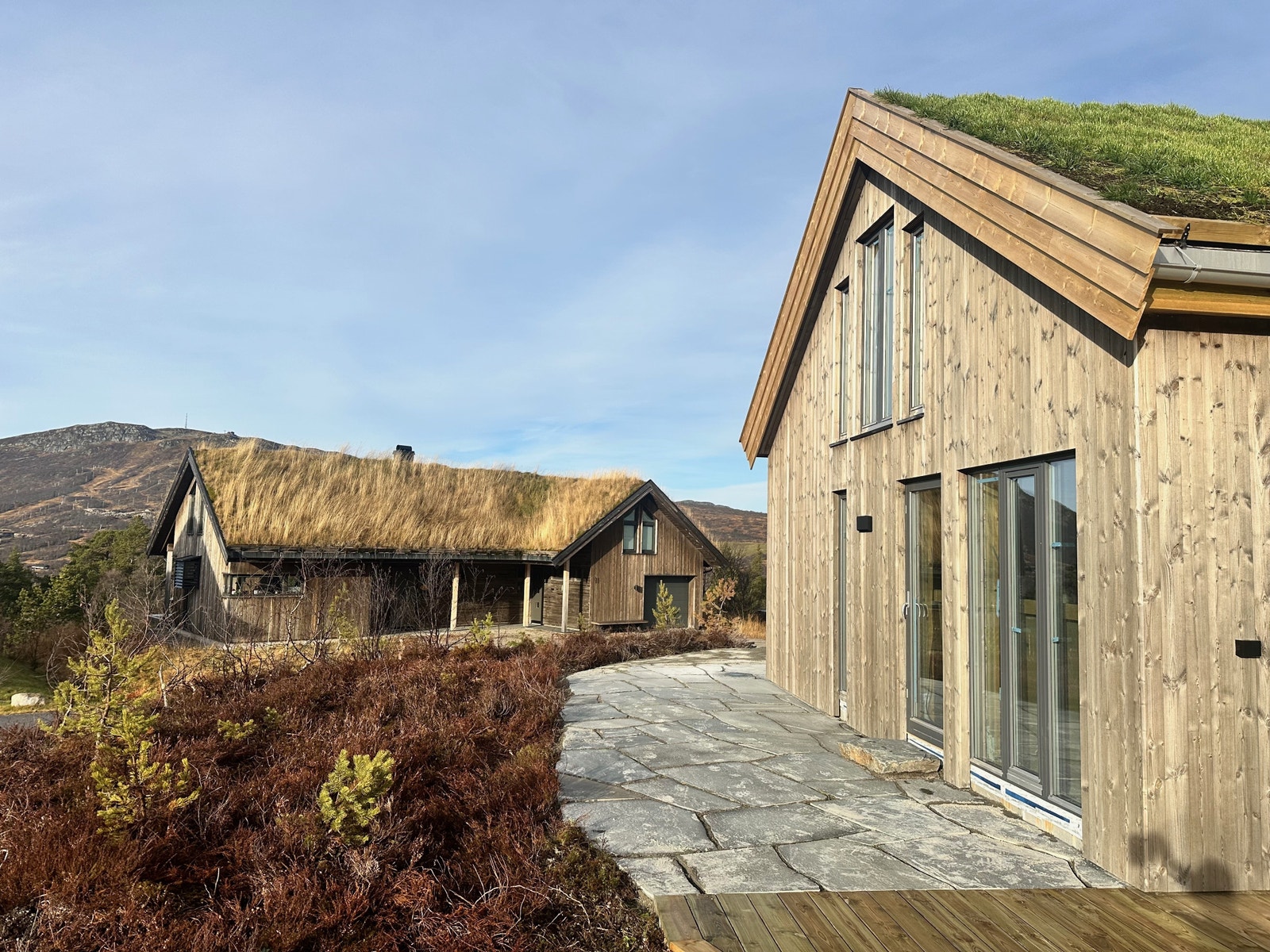 Stor vestvendt skiferplatting. Lyngkledd uteområde Galleribilde