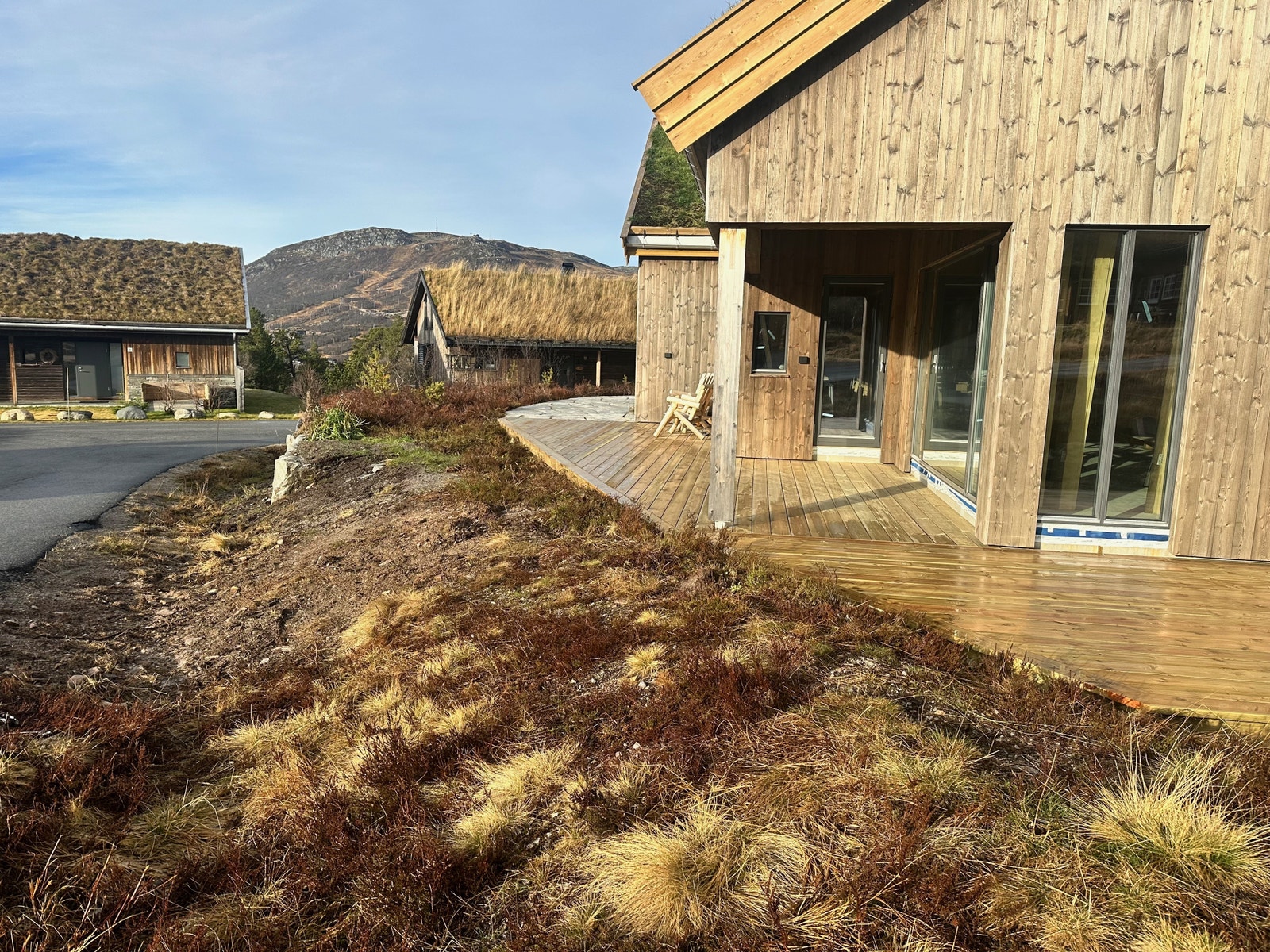 Stor treplatting mot syd og vest, også delvis under tak Galleribilde