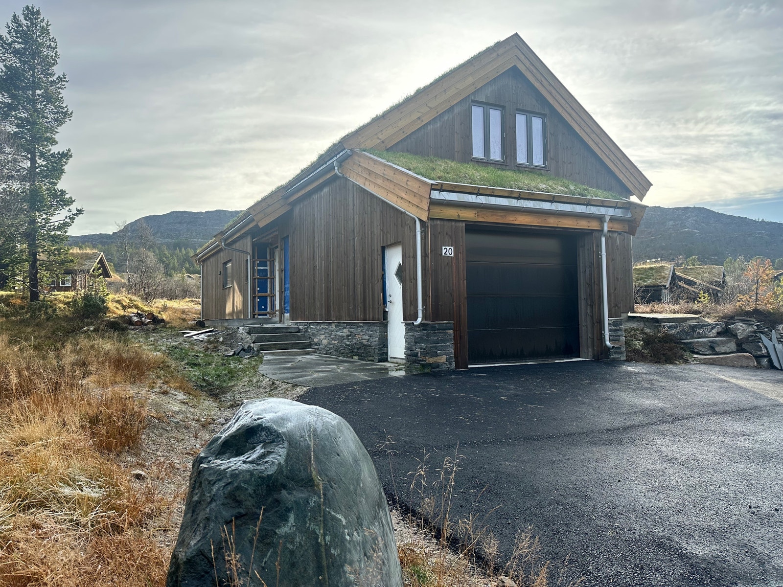 Stor garasje med plass til to ekstra biler utenfor, asfaltert oppkjørsel Galleribilde