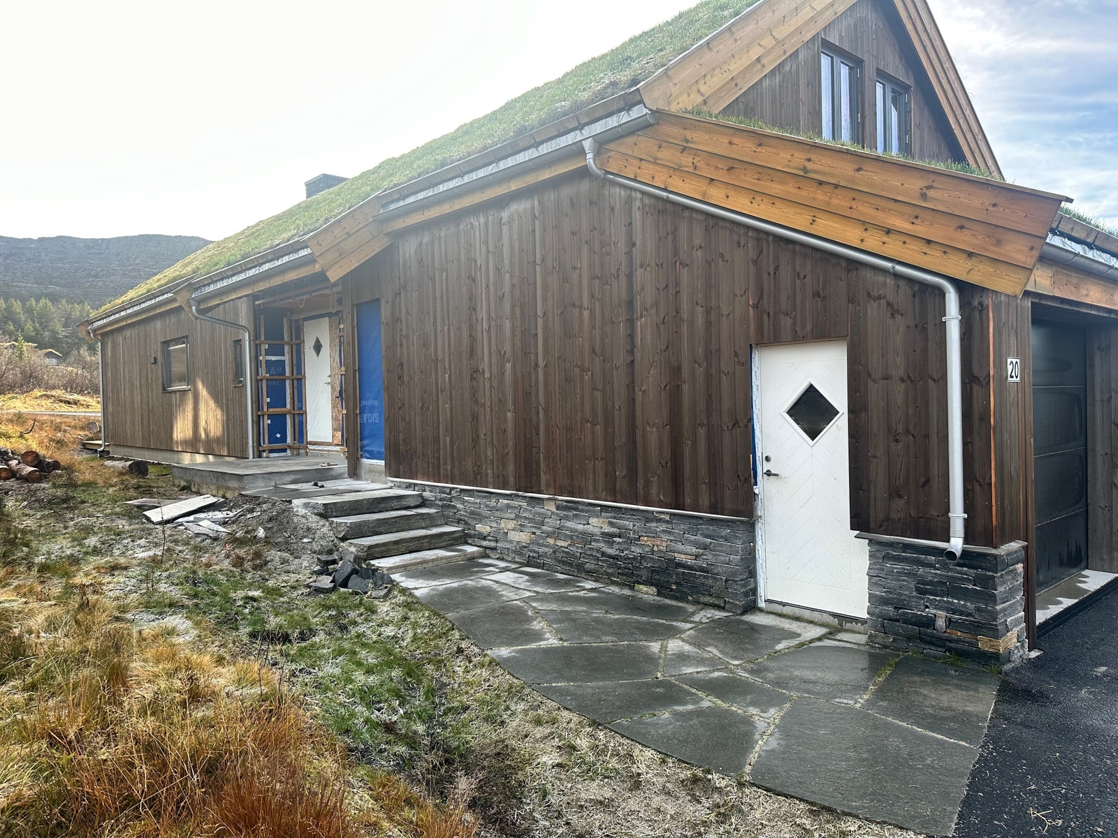 Flott skiferlagt inngangsparti Galleribilde