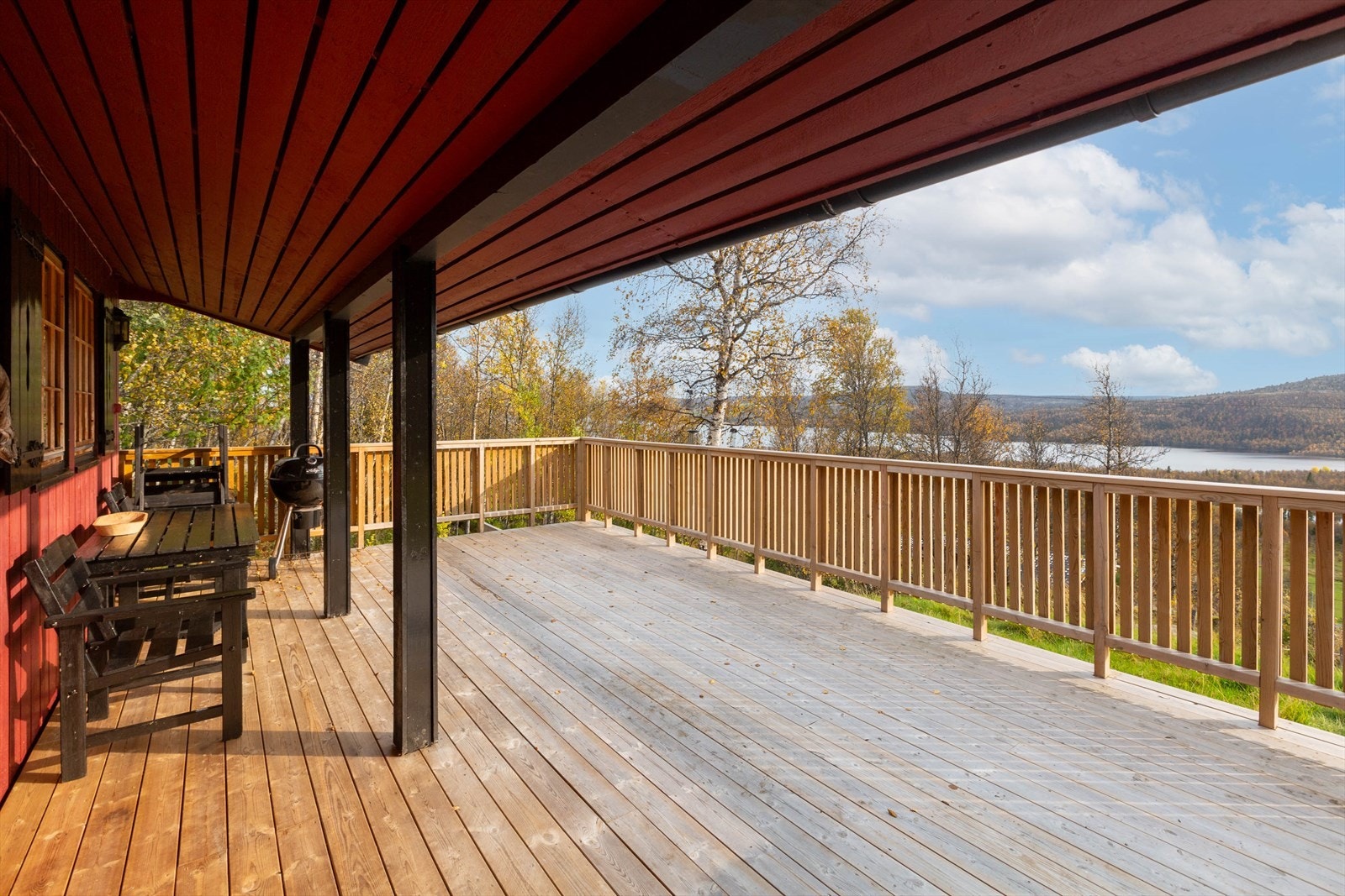 Stor, delvis overbygget terrasse ( 12 kvm) på ca. 29 kvm med fantastisk utsikt! Galleribilde