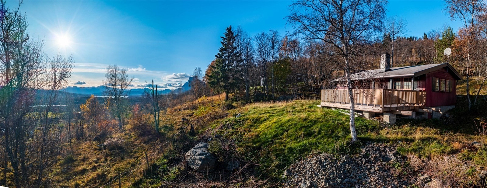 Hytta er beliggende på et naturlig høydedrag. Galleribilde