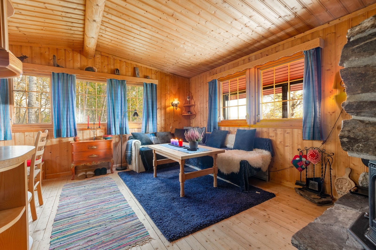 Stue med store vindusflater Galleribilde