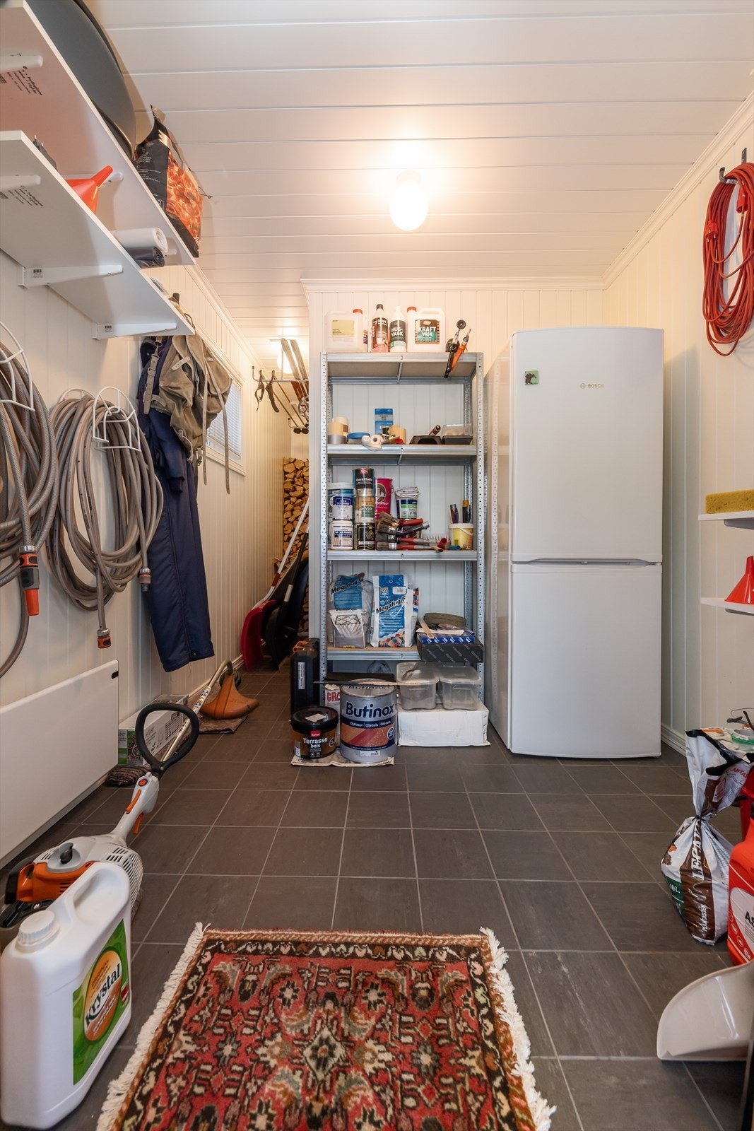 Romslig utvendig bod. Galleribilde