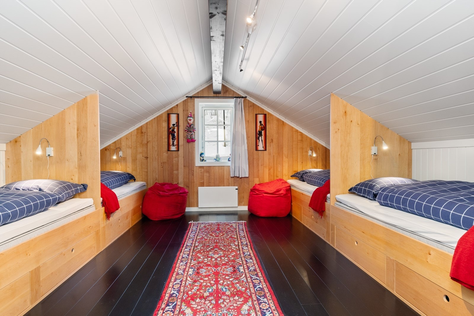 Soverom i loftsetg. Galleribilde