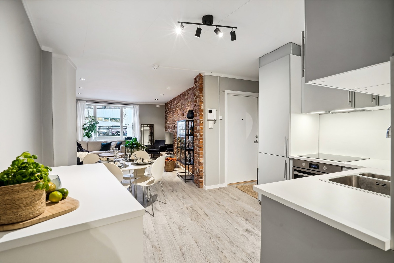 Den åpne stue- og kjøkkenløsningen utnytter leilighetens areal på en effektiv måte og gir god plass til møblering. Galleribilde