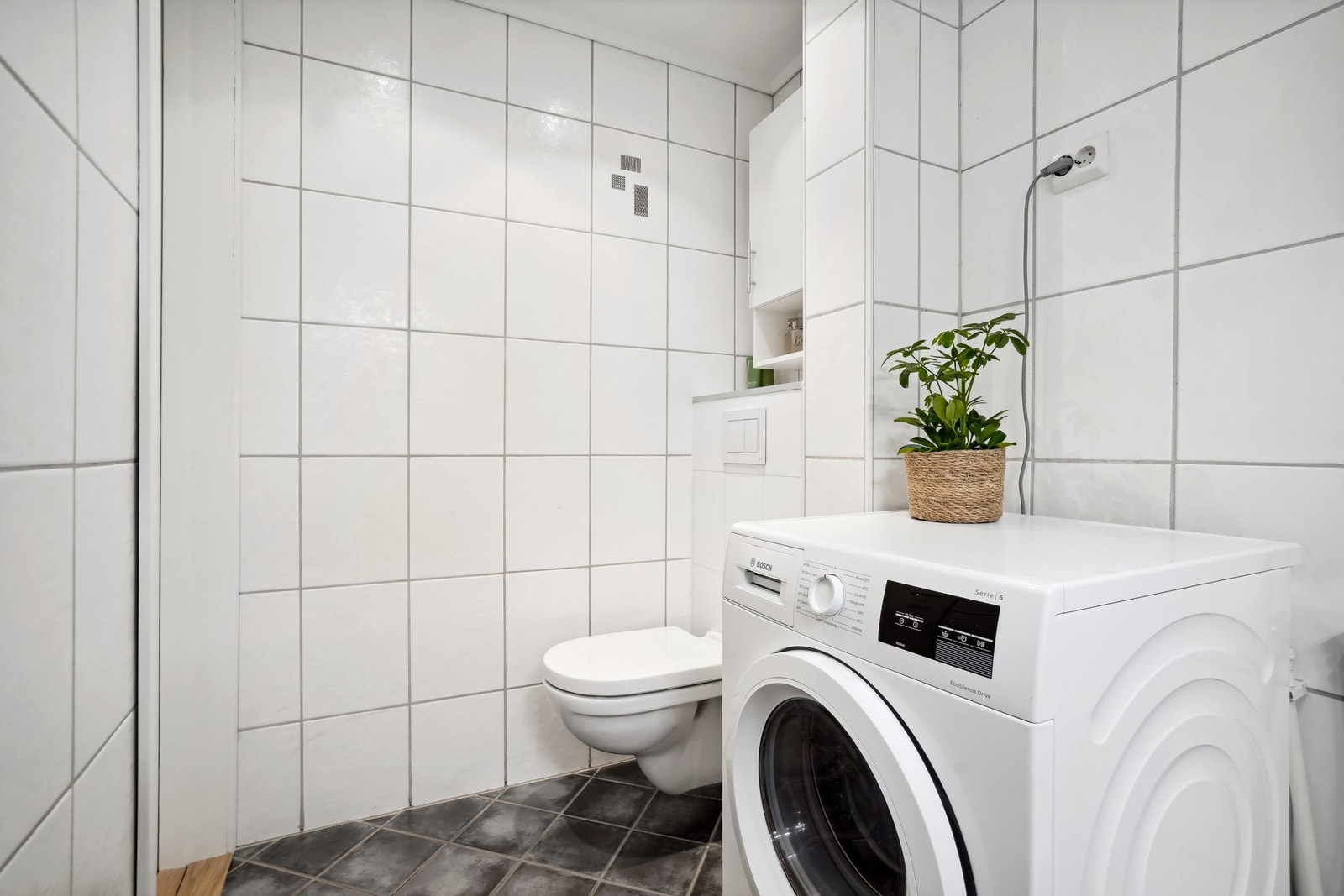 Badet har opplegg for både vaskemaskin og tørketrommel. Galleribilde