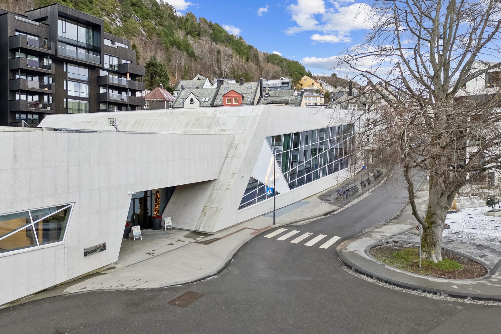 Det er kort vei til alle sentrumsfasiliteter, og Bybadet ligger rett utenfor døren. Byparken og Akslas turområder er også i umiddelbar nærhet av leiligheten. Galleribilde