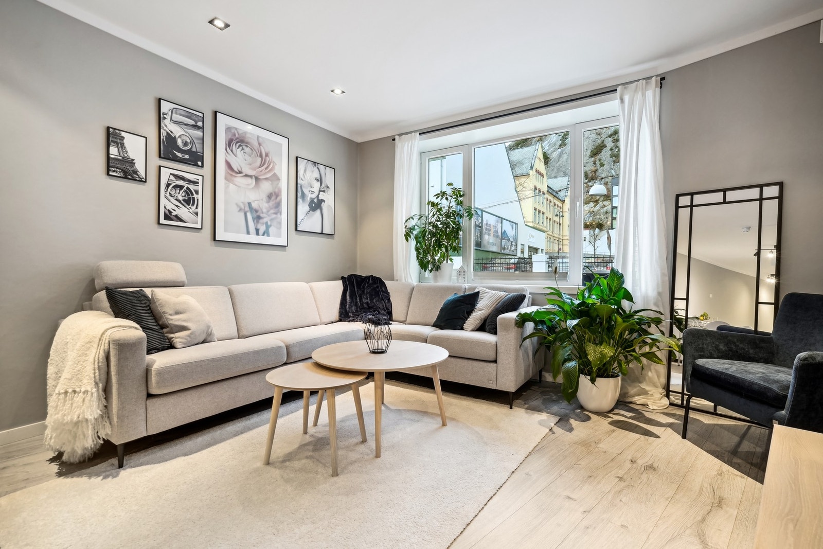 Leiligheten fremstår lys og har en gjennomgående bra standard. Galleribilde