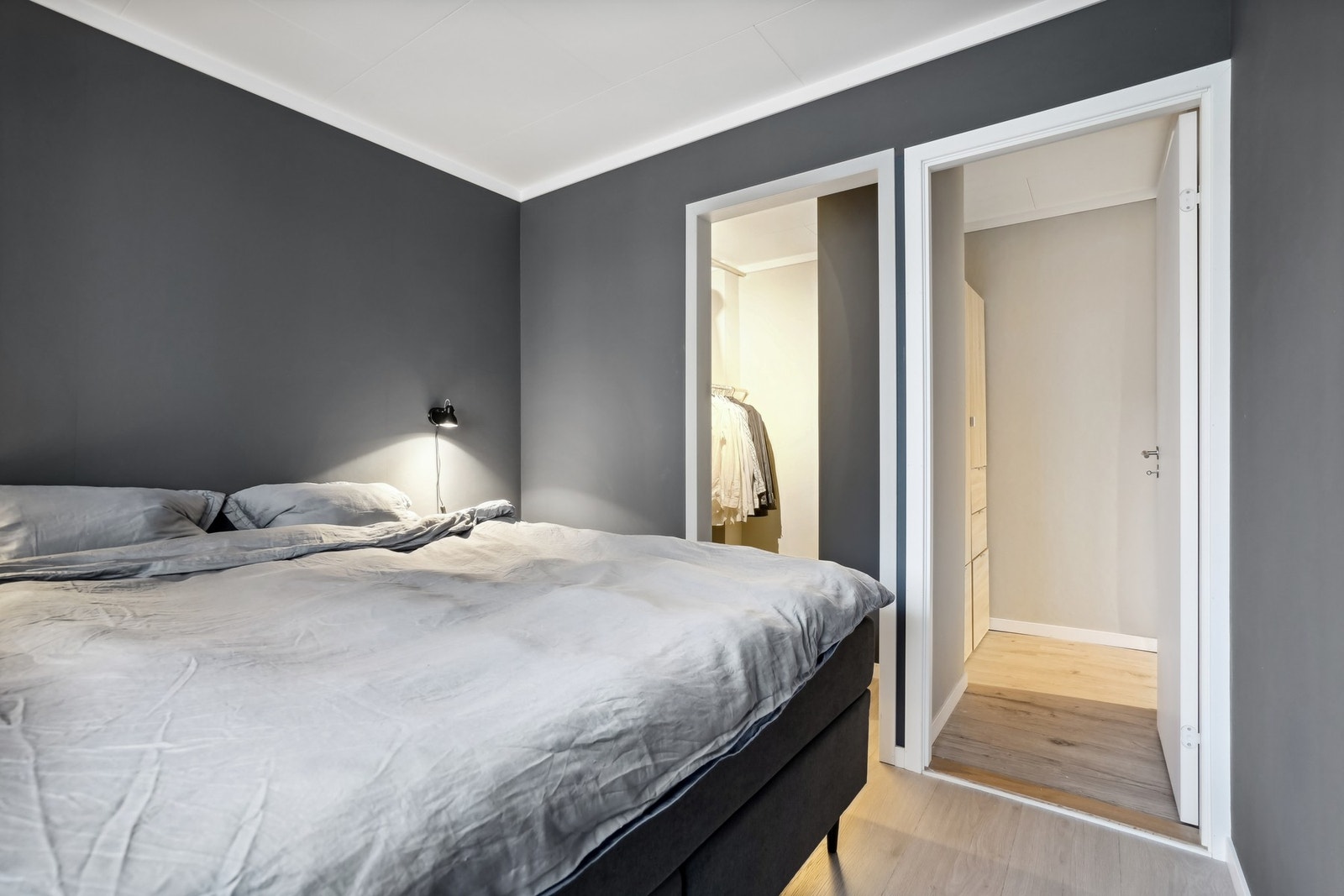 Hovedsoverommet er romslig og har walk-in closet, samt utgang til balkong med utsikt mot bakgården. Galleribilde