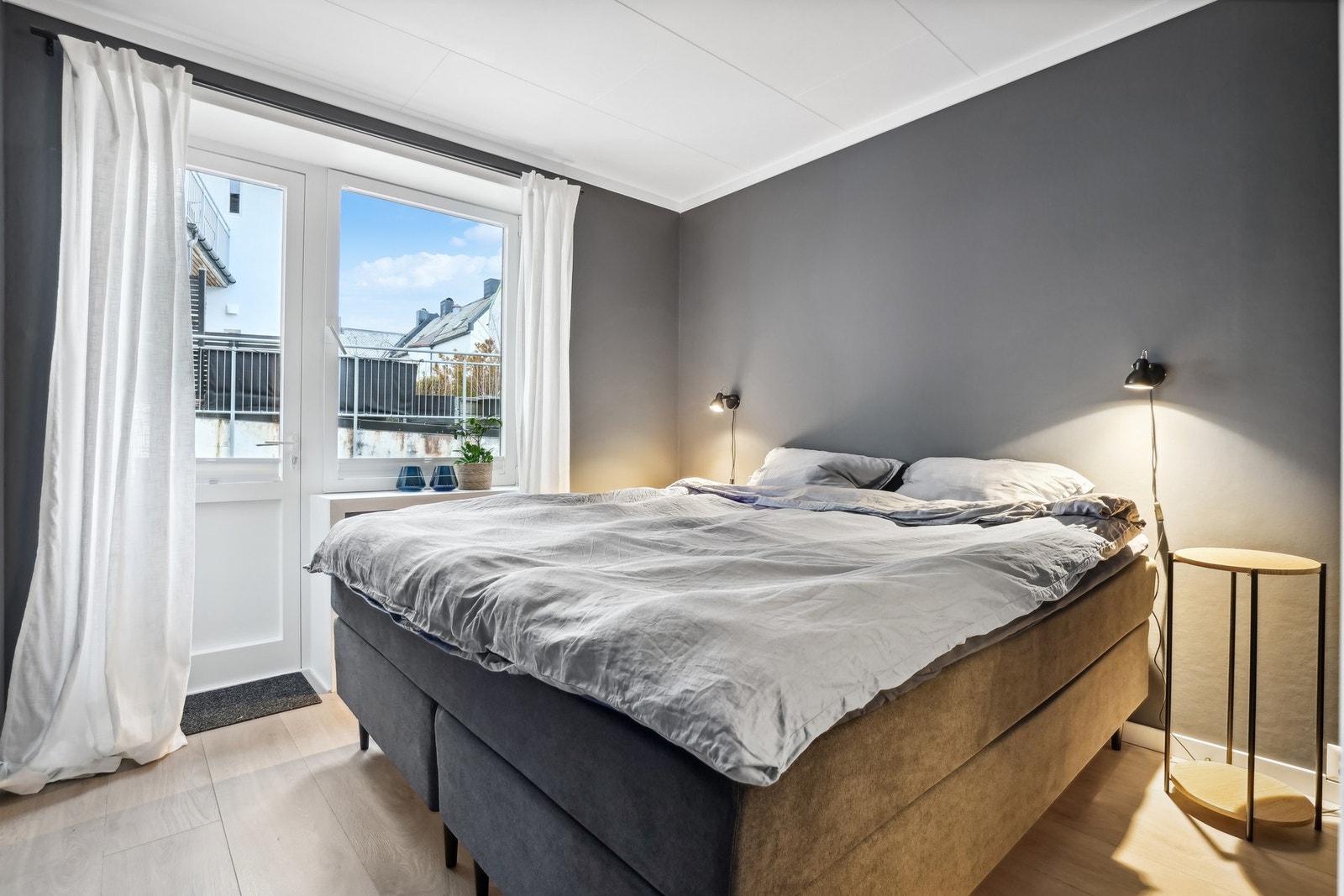 Begge soverommene vender ut mot en rolig bakgård. Galleribilde