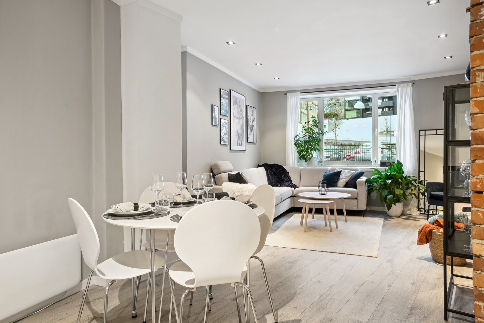 Populær beliggenhet i Ålesund sentrum, med Bybadet, Byparken og Aksla rett utenfor døren, samt alle sentrumsfasiliteter i nærheten av leiligheten. Galleribilde