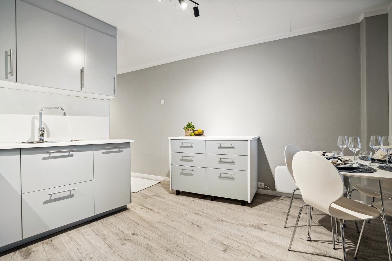 Fra stue/kjøkken går veien videre til gangen, som leder til badet og de to soverommene. Galleribilde