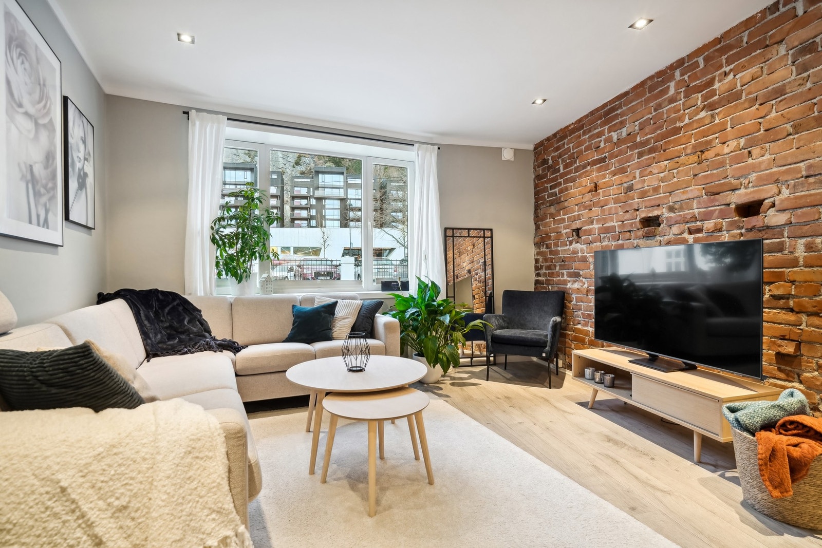 Det er mulighet for vedfyring i stuen. Galleribilde