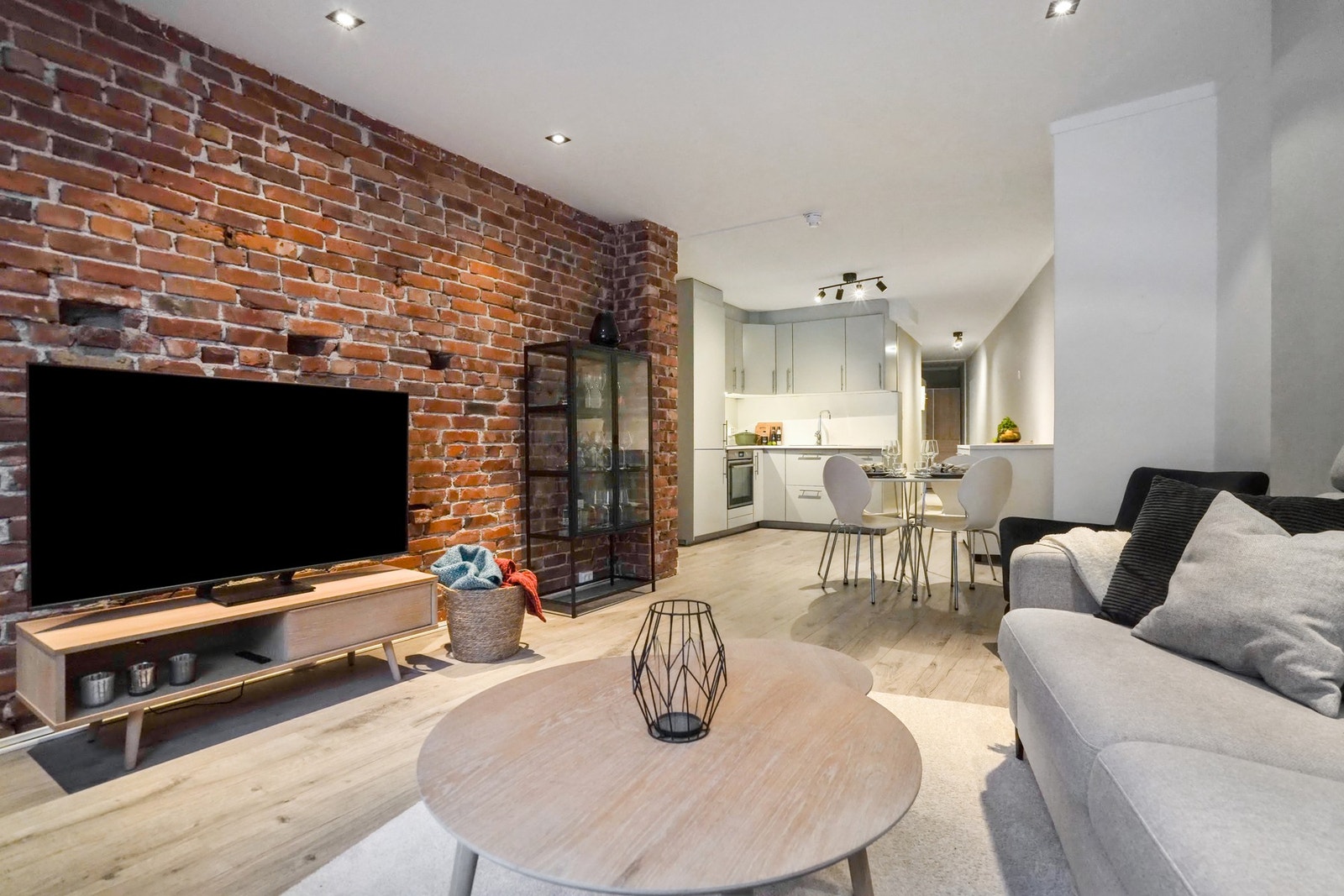 Leiligheten har en populær og sentral beliggenhet, og inneholder: stue, kjøkken, gang, bad, omkledningsrom, to soverom og en balkong. Galleribilde