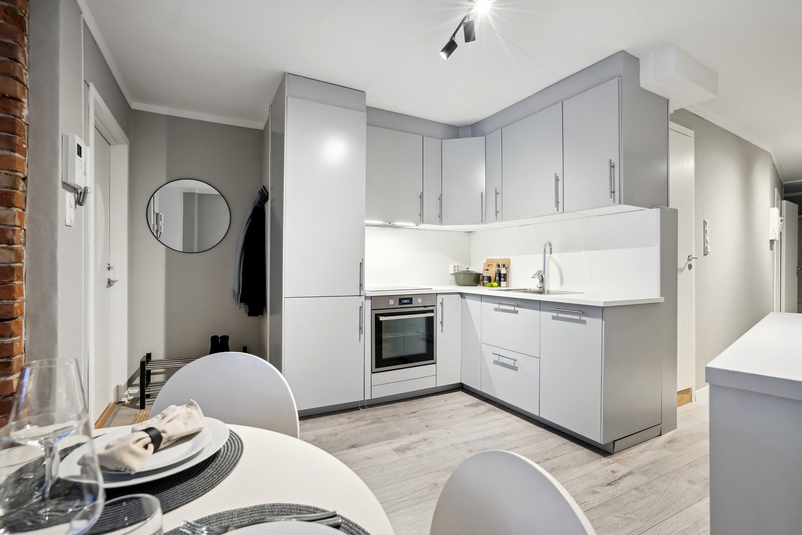 Kjøkkenet er utstyrt med integrert stekeovn, platetopp, oppvaskmaskin og kjøleskap med fryser. Galleribilde