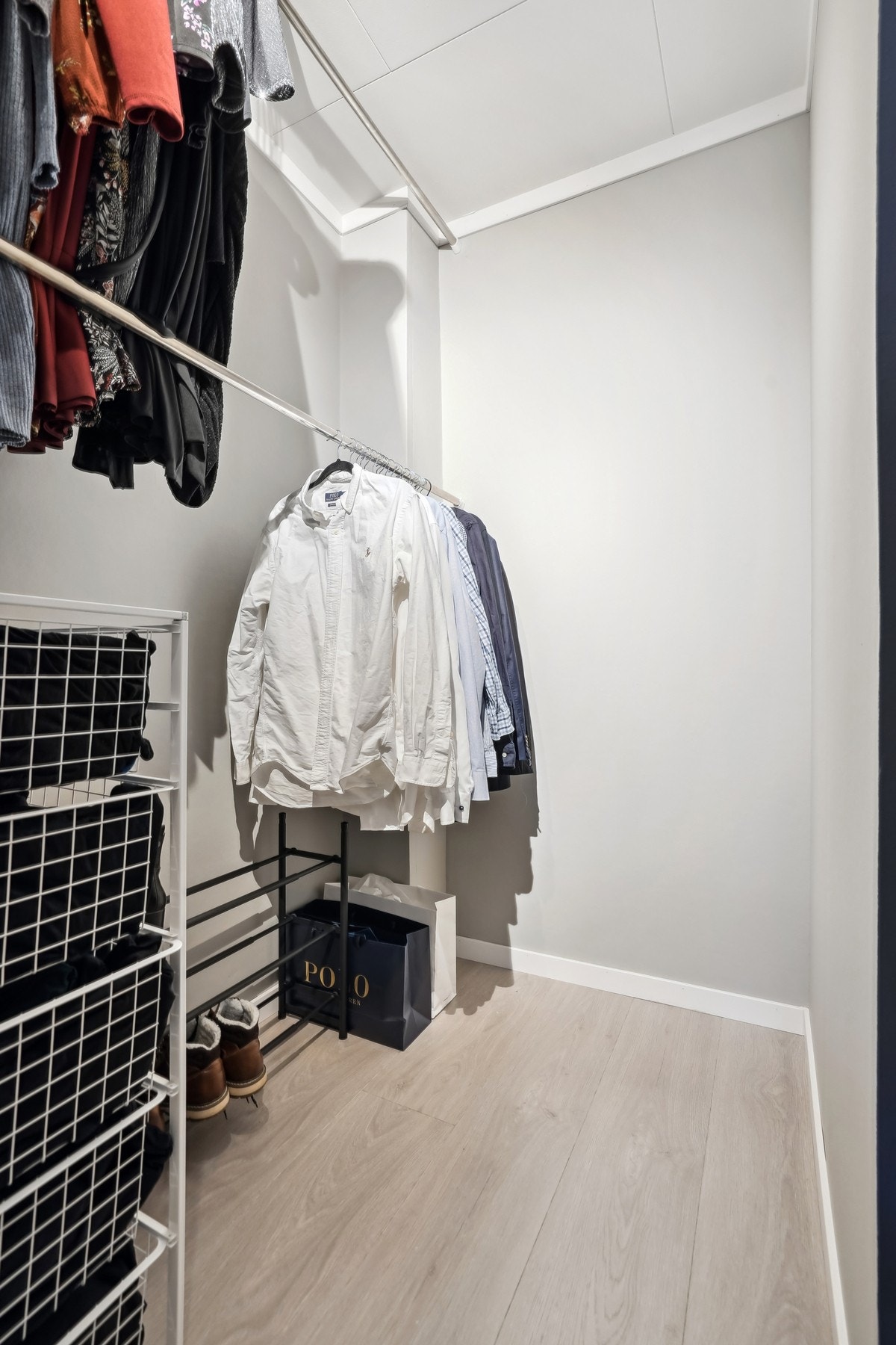 Walk-in closet. Galleribilde