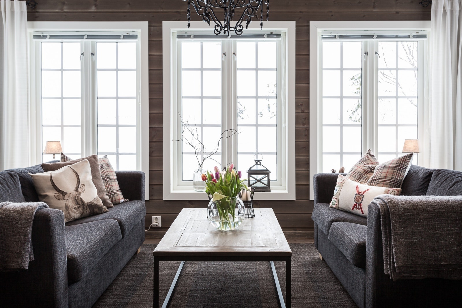 Stue med mange vinduer som gir mye naturlig lys Galleribilde