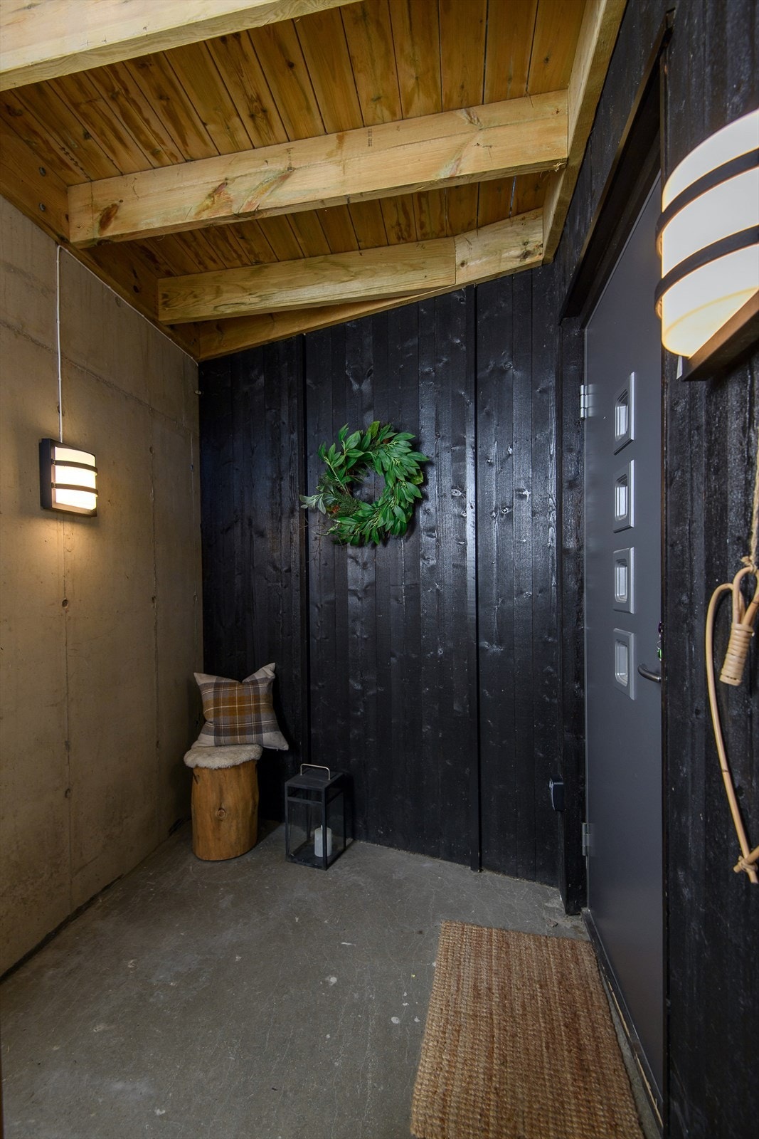 Her ønskes du velkommen inn via et overbygget inngangsparti. Galleribilde