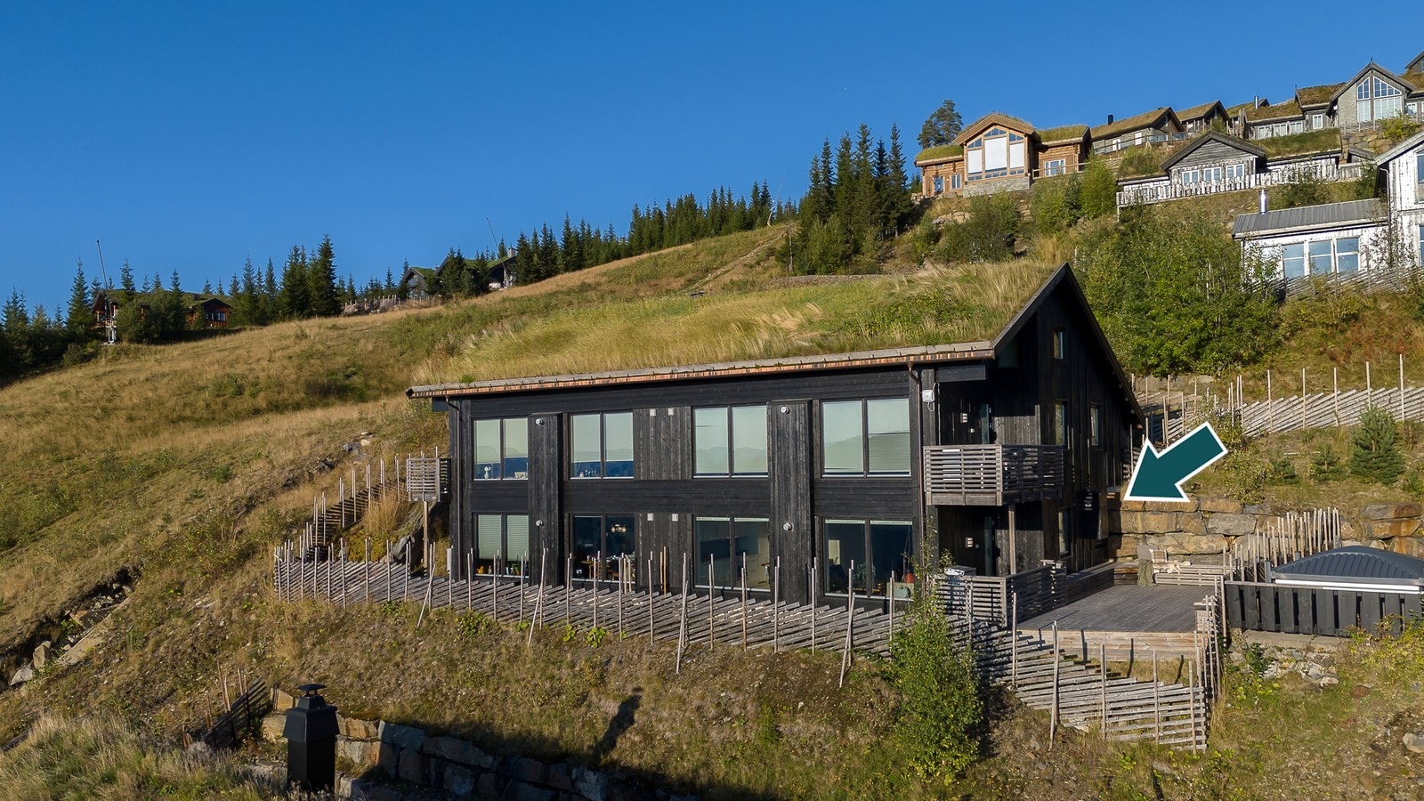 Lys og praktisk leilighet med en svært sentral beliggenhet i Hafjell Fjellandsby, midt mellom to av hovedløypene til Hafjell. Her får man ski inn/ut direkte til Svegårdsløypa. Galleribilde