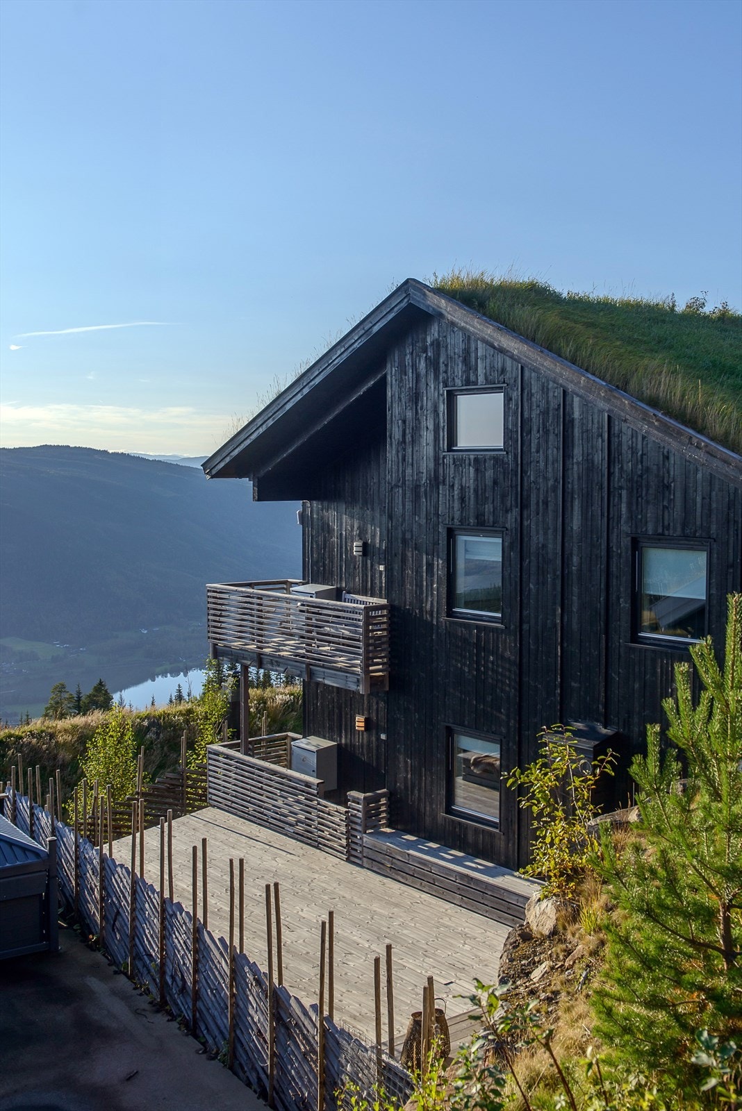 Skigaarden ble oppført i 2012. Fra terrassen kan du nyte fantastisk utsikt mot Gudbrandsdalen! Galleribilde