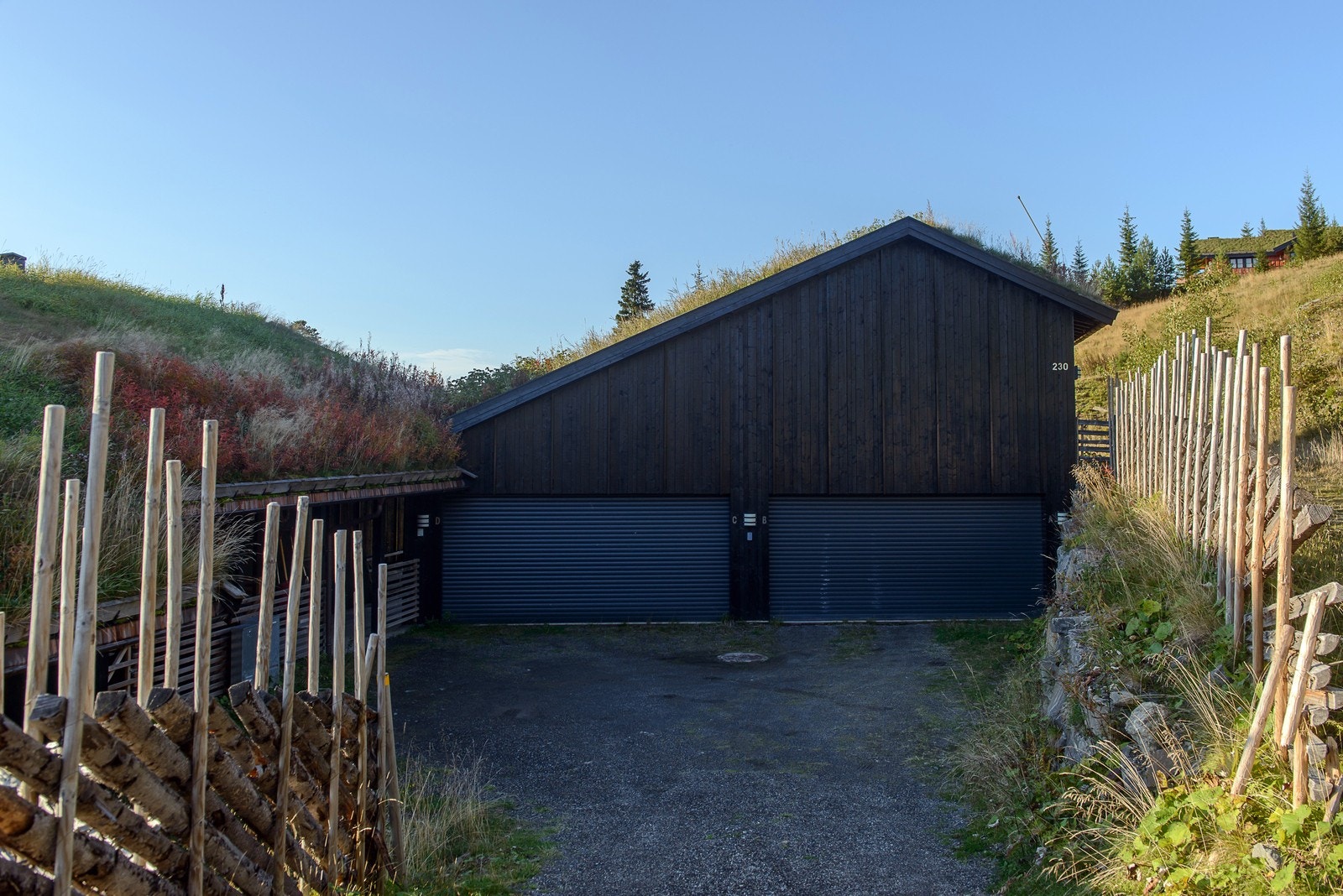 Leiligheten disponerer egen garasjeplass i felles garasjeanlegg. Galleribilde