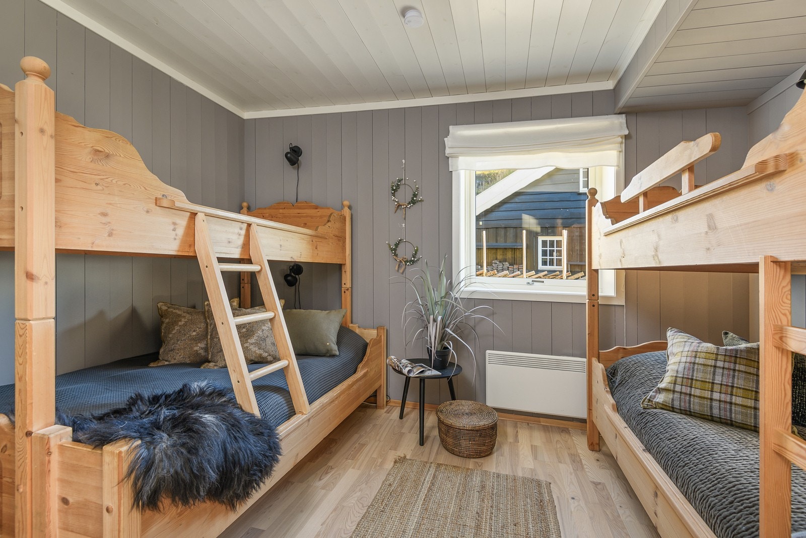 Det andre soverommet er også av god størrelse. Rommet er innredet med to køyesenger med totalt 4 soveplasser. Galleribilde